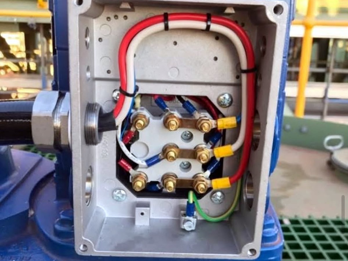 Three phase motor connection